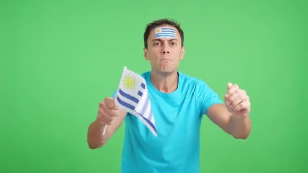 录像在演播室里 一个男人挥动着乌鲁瓜的国旗 对裁判的裁决感到愤怒 — 图库视频影像