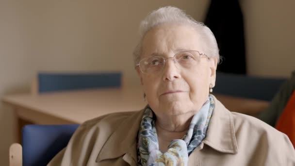 Yaşlı Bir Kadının Yaşlı Bir Bunağın Içinde Kameraya Baktığı Yavaş — Stok video