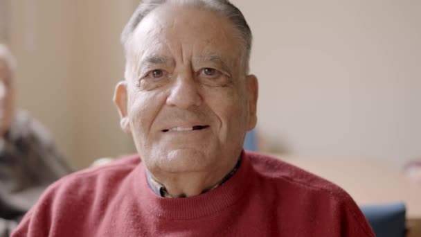 Vídeo Cámara Lenta Anciano Sonriendo Cámara Sentado Asilo — Vídeo de stock
