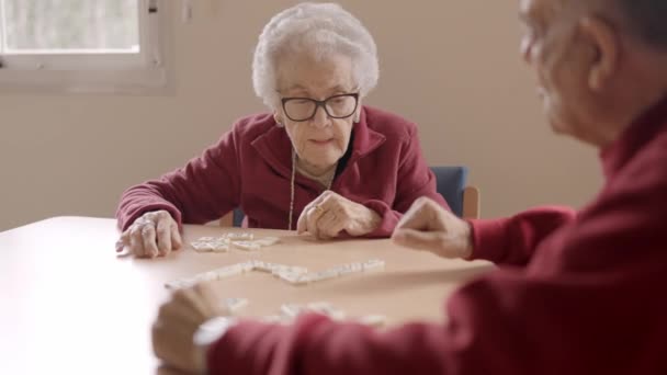 Slow Motion Video Van Ouderen Spelen Dominostenen Geduldig Een Verpleeghuis — Stockvideo