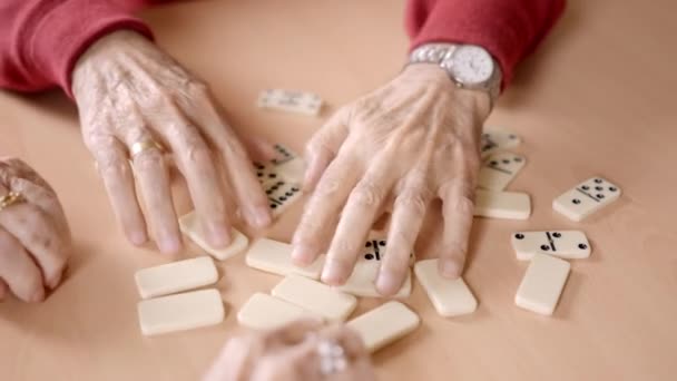 Zeitlupe Nahaufnahme Von Senioren Beim Sortieren Der Domino Fliesen Einem — Stockvideo