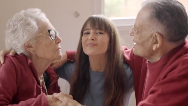 祖父母のスローモーションビデオ 孫娘にキスしながら 彼女は高齢者を訪問しながら — ストック動画