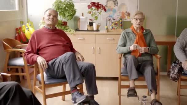 高齢者のスローモーションビデオ 介護施設の部屋に座っている間ペダリング — ストック動画