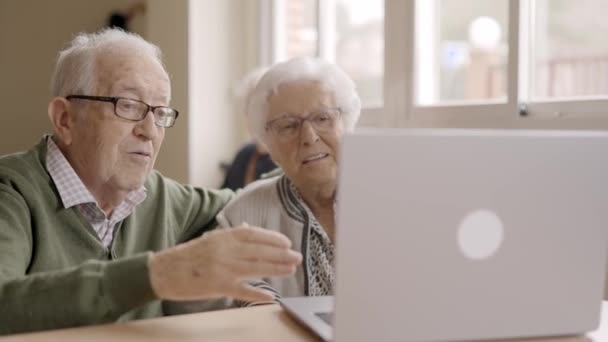 老年人在网上会议上使用笔记本电脑聊天的慢动作视频 — 图库视频影像