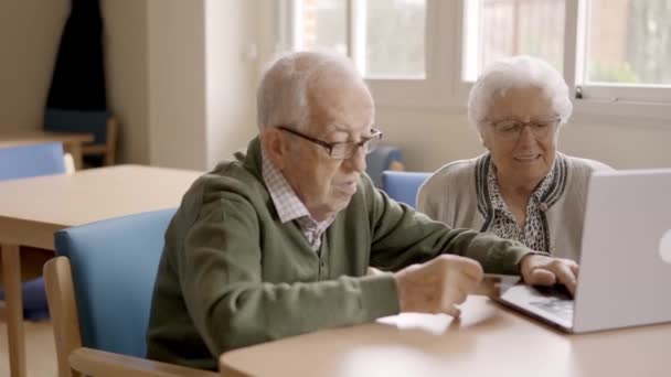 Медленное Видео Двух Пожилых Людях Делающих Покупки Онлайн Помощью Кредитной — стоковое видео