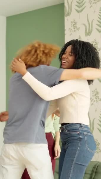 Άντρας Και Κορίτσι Αφρο Μαλλιά Αγκαλιάζονται Χαρούμενα Και Γιορτάζουν Στο — Αρχείο Βίντεο