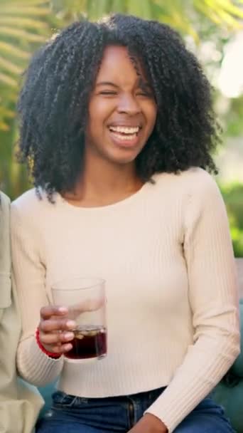 夕日中に庭でワインを飲んでいる間 アフリカ人女性のスローモーションビデオ — ストック動画