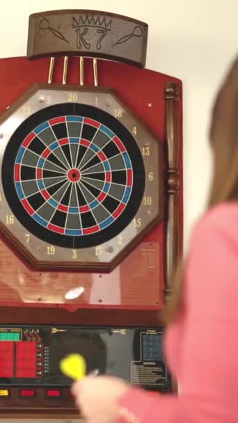 Zeitlupenvideo Einer Glücklichen Gruppe Multiethnischer Freunde Die Hause Darts Spielen — Stockvideo