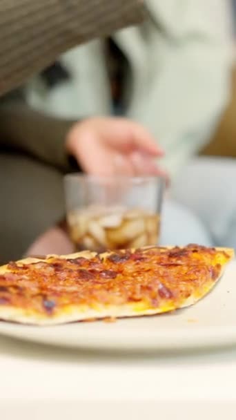 Video Rallentatore Close Persone Che Mangiano Pizza Consegnata Casa — Video Stock