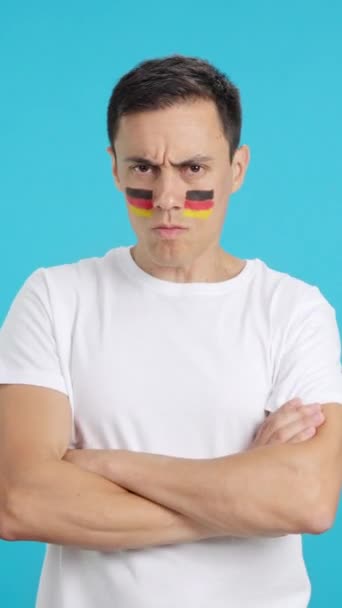 Видео Студии Хромой Достойного Серьезного Человека Немецким Флагом Нарисованным Лице — стоковое видео