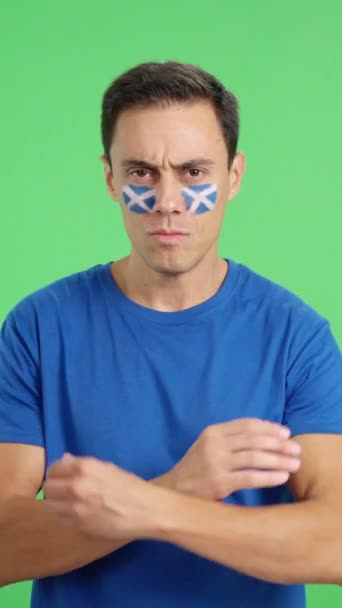 Wideo Studiu Chromą Godnego Poważnego Człowieka Szkocką Flagą Namalowaną Twarzy — Wideo stockowe