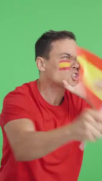 Відео Студії Хромою Іспанського Прихильника Кричить Махає Національним Прапором Дивлячись — стокове відео