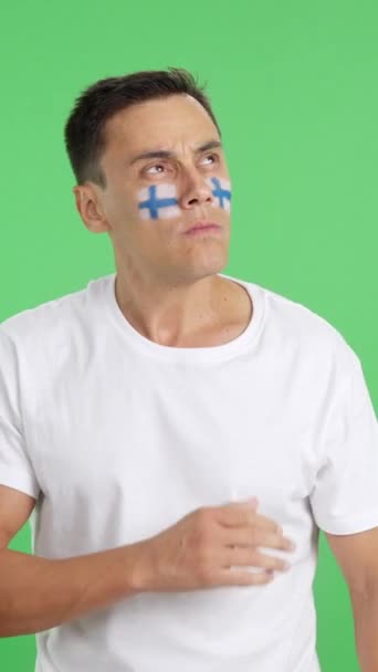 Stüdyoda Finlandiya Milli Marşını Ciddiyetle Dinleyen Bir Adamın Renkli Videosu — Stok video
