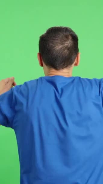 Video Estudio Con Croma Vista Trasera Hombre Ondeando Banderín Francés — Vídeo de stock
