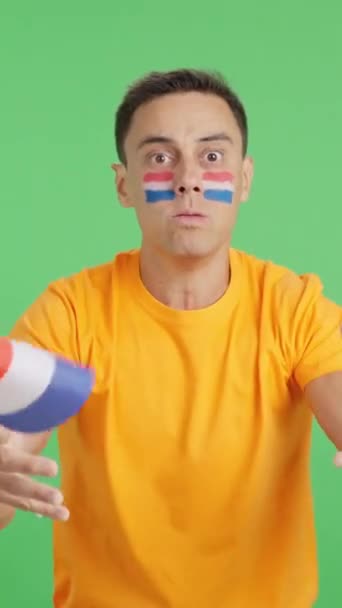 Vídeo Estúdio Com Croma Homem Acenando Uma Bandeira Nacional Holandesa — Vídeo de Stock