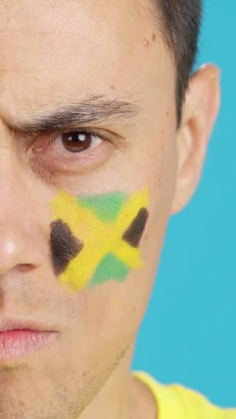 Video Studiu Chromou Zblízka Seriózního Muže Jamajskou Vlajkou Namalovanou Obličeji — Stock video