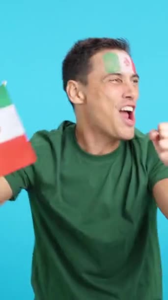 在演播室里播放了一个男人为墨西哥呐喊和挥动国旗而热烈欢呼的画面 — 图库视频影像