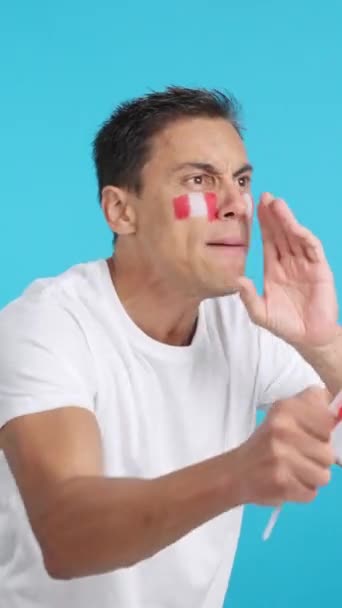 Wideo Studiu Chromą Mężczyzny Odwracającego Wzrok Peruwiańską Flagą Narodową Wściekły — Wideo stockowe