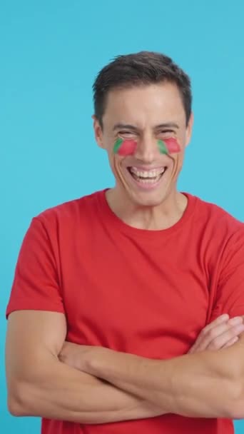 Video Estudio Con Croma Hombre Pie Con Bandera Portuguesa Pintado — Vídeo de stock
