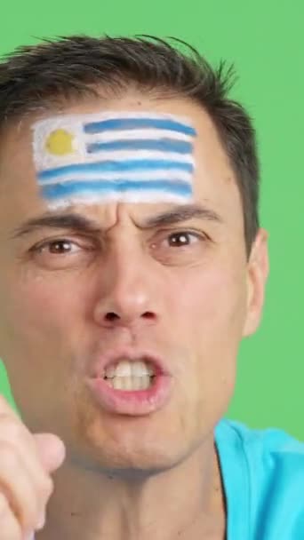 Uruguay Ulusal Bayrağı Olan Bir Adam Hakeme Kızgın — Stok video
