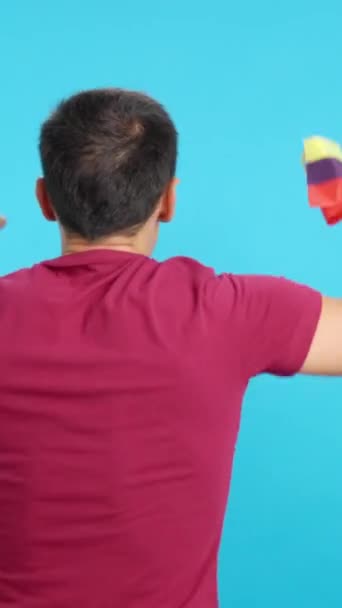 Video Estudio Con Croma Vista Trasera Hombre Ondeando Banderín Venezolano — Vídeos de Stock