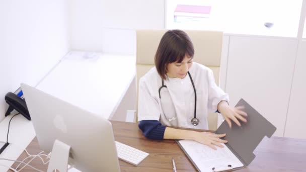 女性の幸せな医師のスローモーションビデオを祝い 電話で患者に良い結果を伝える — ストック動画