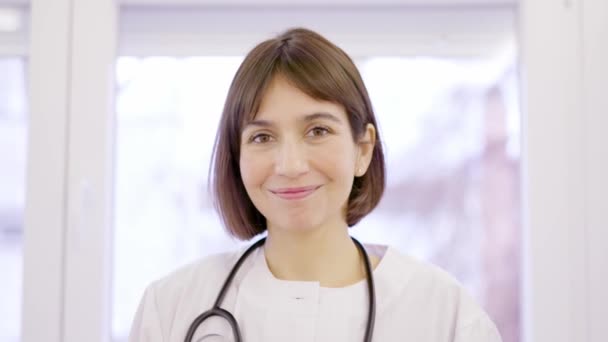 Slow Motion Video Kvinnlig Läkare Labbrock Ler Mot Kameran Kliniken — Stockvideo