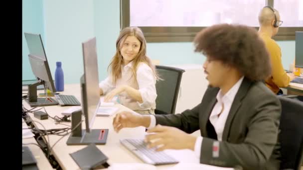 Çok Irklı Mutlu Arkadaşının Çalışırken Dikkatleri Dağılmış Sohbetlerinin Yatay Yavaş — Stok video