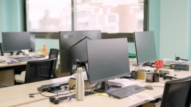 Çalışan ve dizüstü bilgisayarı boş bir yerin yatay yavaş çekim videosu