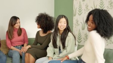 Çok ırklı bir grup kadının evde konuşup gülümsediği yavaş çekim videoları.