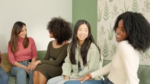 Відео Повільного Руху Групи Багатоетнічних Друзів Які Спілкуються Посміхаються Вдома — стокове відео