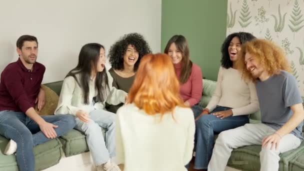 Відео Повільного Руху Жінки Пояснює Щось Смішне Багатоетнічної Групи Друзів — стокове відео