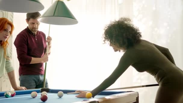 友人とプールを再生する女性の背中のライトが付いているスローモーションビデオ — ストック動画