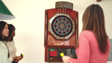 Memlekette dart oynayan çok ırklı bir grup mutlu arkadaşın yavaş çekim videosu.