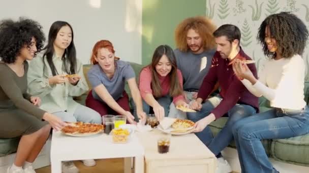 Zpomalení Videa Multiraciální Skupiny Šťastných Přátel Chatování Jíst Pizzu Doma — Stock video