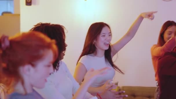 Vídeo Câmera Lenta Homem Dançando Enquanto Mulher Circunda Uma Festa — Vídeo de Stock