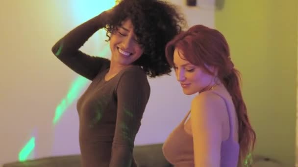 两个多种族妇女在家庭派对上共舞的慢镜头 — 图库视频影像