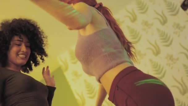 Βίντεο Αργής Κίνησης Δύο Φίλων Που Χορεύουν Αισθησιακά Ένα Πάρτι — Αρχείο Βίντεο