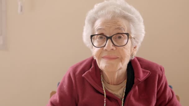 Gözlüklü Yaşlı Bir Kadının Yaşlı Bir Kadının Kameraya Baktığı Yavaş — Stok video