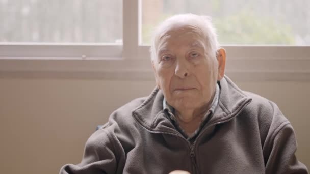 Filmik Starszym Mężczyzną Wyglądającym Poważnie Siedzącym Geriatrii — Wideo stockowe