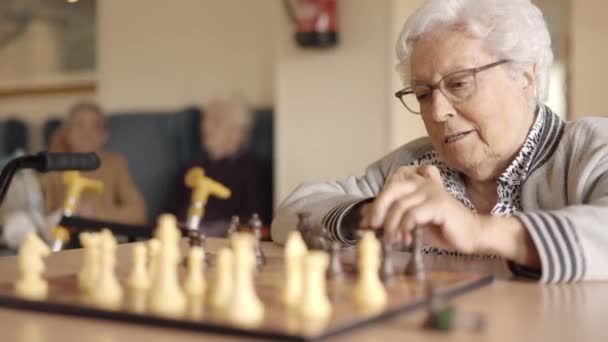 Відео Повільного Руху Двох Старших Друзів Які Грають Шахові Настільні — стокове відео