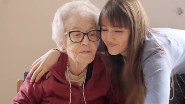 Powolny Film Uroczą Wnuczką Obejmującą Całującą Babcię Geriatrii — Wideo stockowe