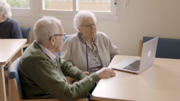 两名老年人在老年病人的笔记本电脑上享受视频通话的慢动作视频 — 图库视频影像