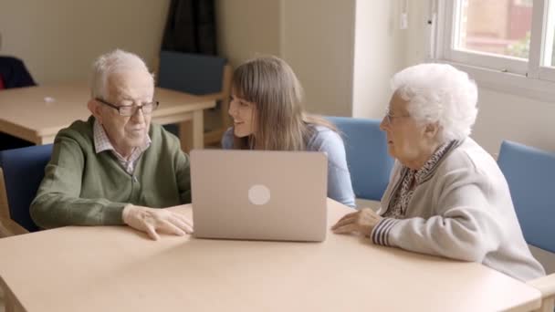 Відео Повільного Руху Онуки Яка Допомагає Бабусі Дідусі Використовувати Ноутбук — стокове відео
