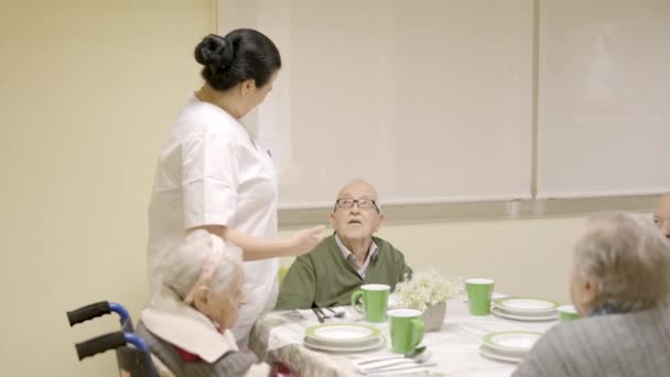 一个老人笑着和疗养院的厨师交谈的慢镜头 — 图库视频影像
