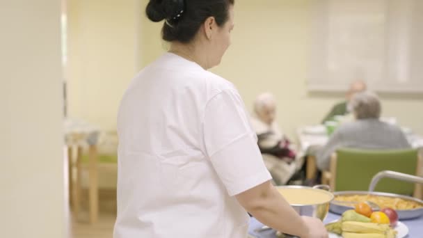Yaşlı Bir Aşçının Yemek Odasına Yemekle Girişinin Yavaş Çekim Videosu — Stok video