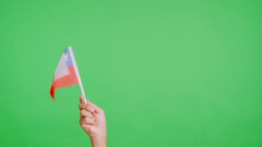 Yavaş çekim video stüdyosunda, bir elin krom rengiyle ulusal Şili bayrağını sağa sola sallayarak