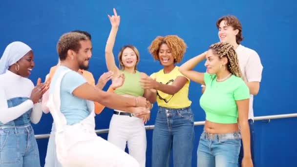 Відео Повільного Руху Латинських Друзів Які Танцюють Між Багатоетнічними Друзями — стокове відео