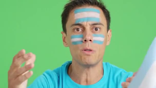 Muž Argentinskou Národní Vlajkou Rozrušený Rozhodčím — Stock video