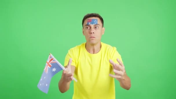 影片在演播室里 一个男人挥舞着一面澳大利亚国旗 对裁判的裁决感到愤怒 — 图库视频影像